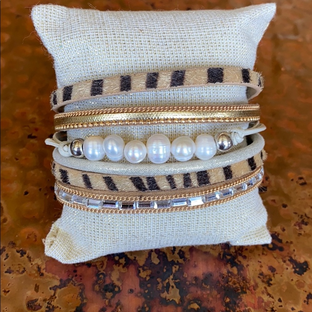 🆕 {SAACHI} Wrap Bracelet. Magnetic Closure.